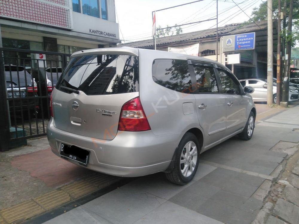 Mobil Nissan Livina 2013