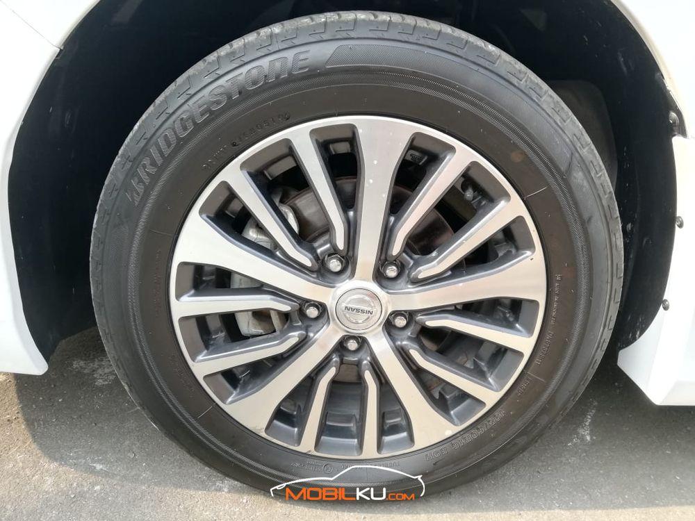 Mobil Nissan Serena 2016