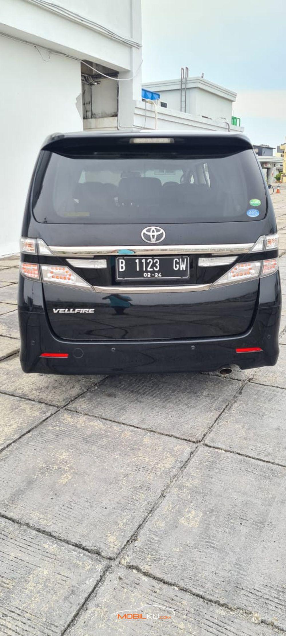 Mobil Toyota Vellfire 2013