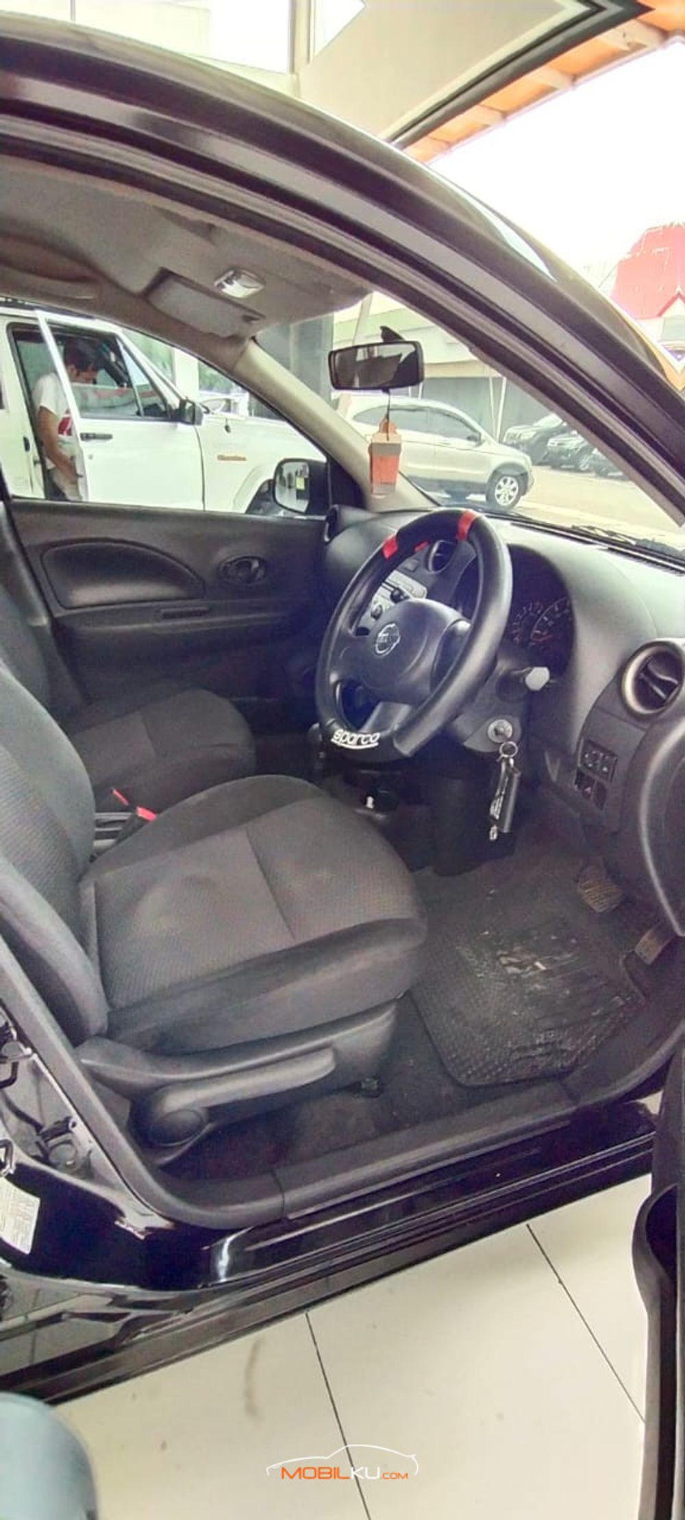 Mobil Nissan March 2013