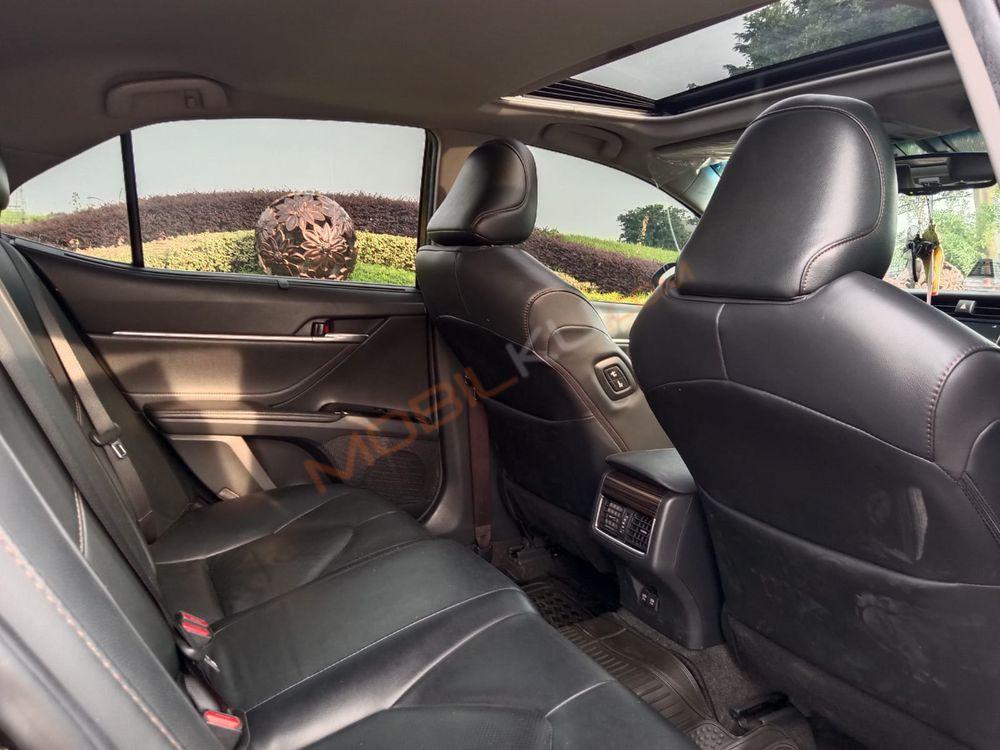 Mobil Toyota Camry 2020