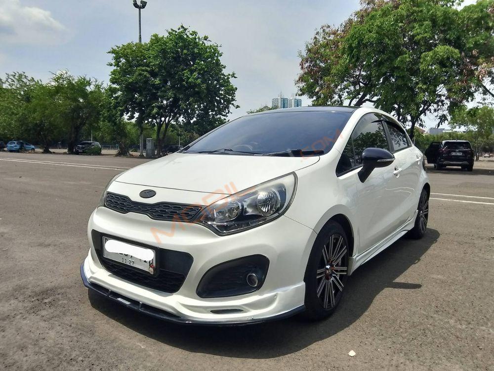 Mobil Kia Rio 2014