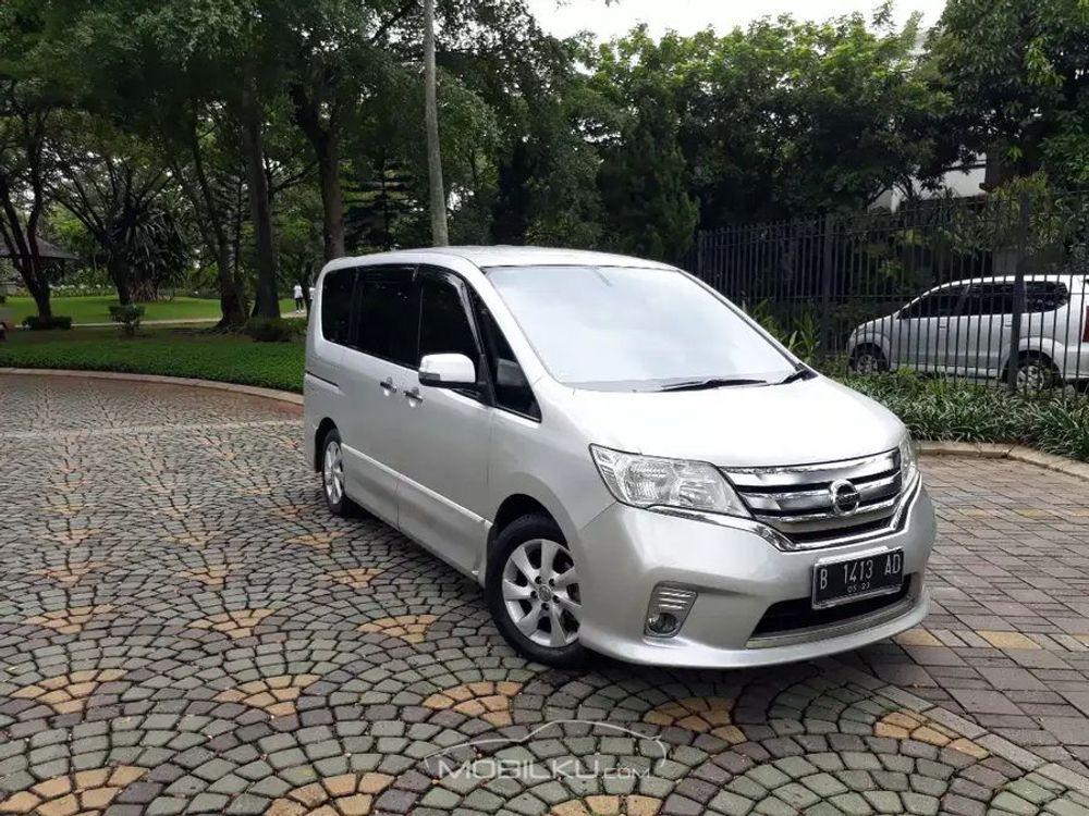 Mobil Nissan Serena 2013