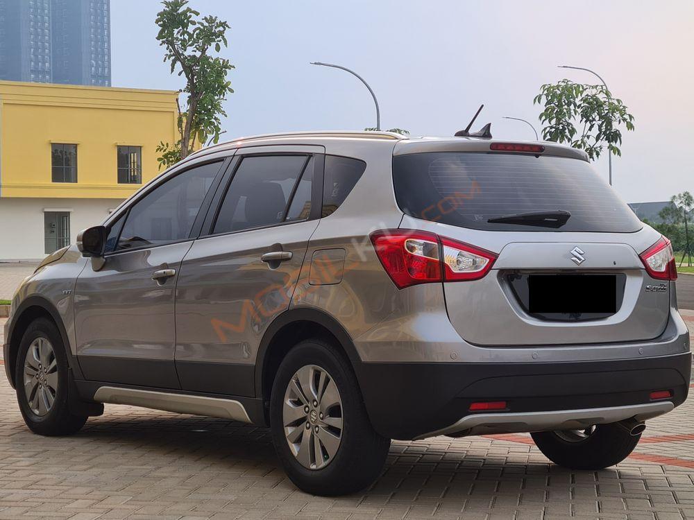Mobil Suzuki SX4 2016