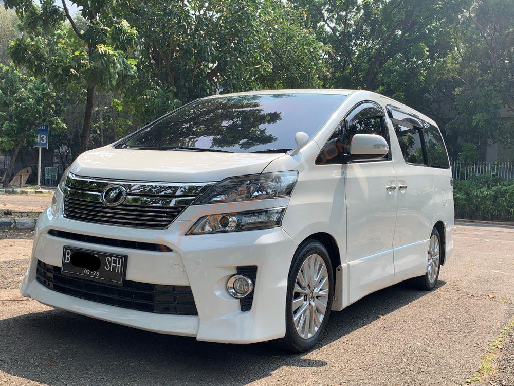 Mobil Toyota Vellfire 2014
