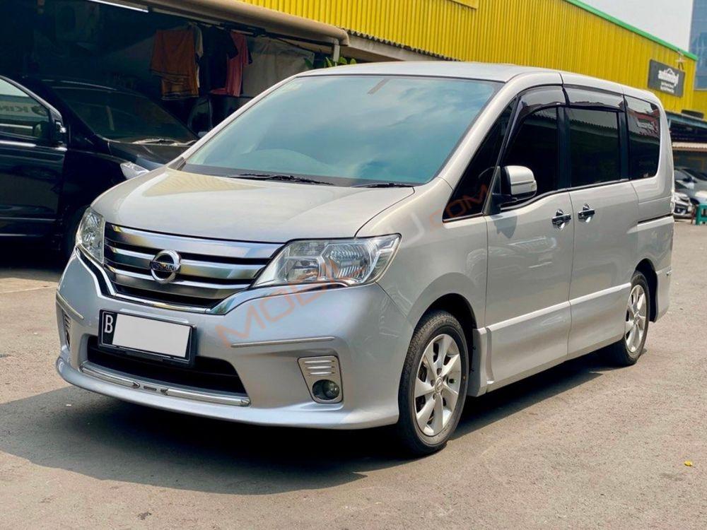 Mobil Nissan Serena 2013