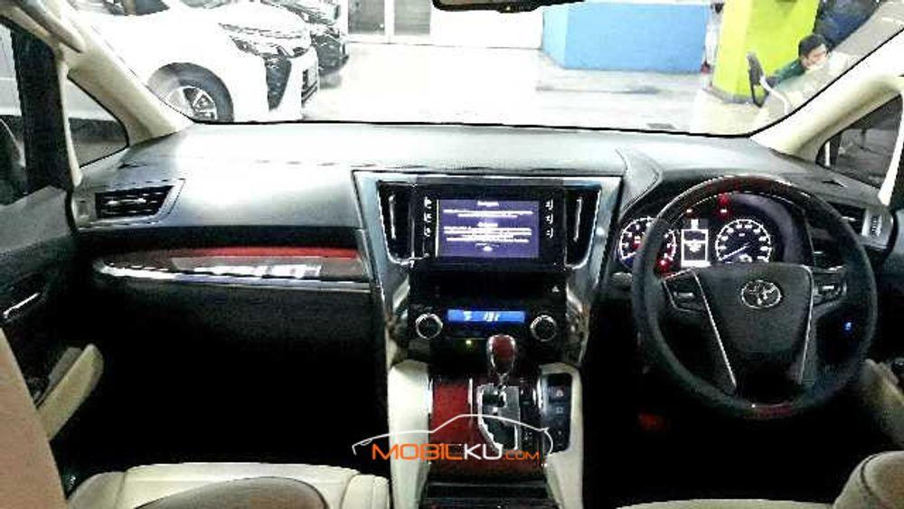 Mobil Toyota Alphard 2015