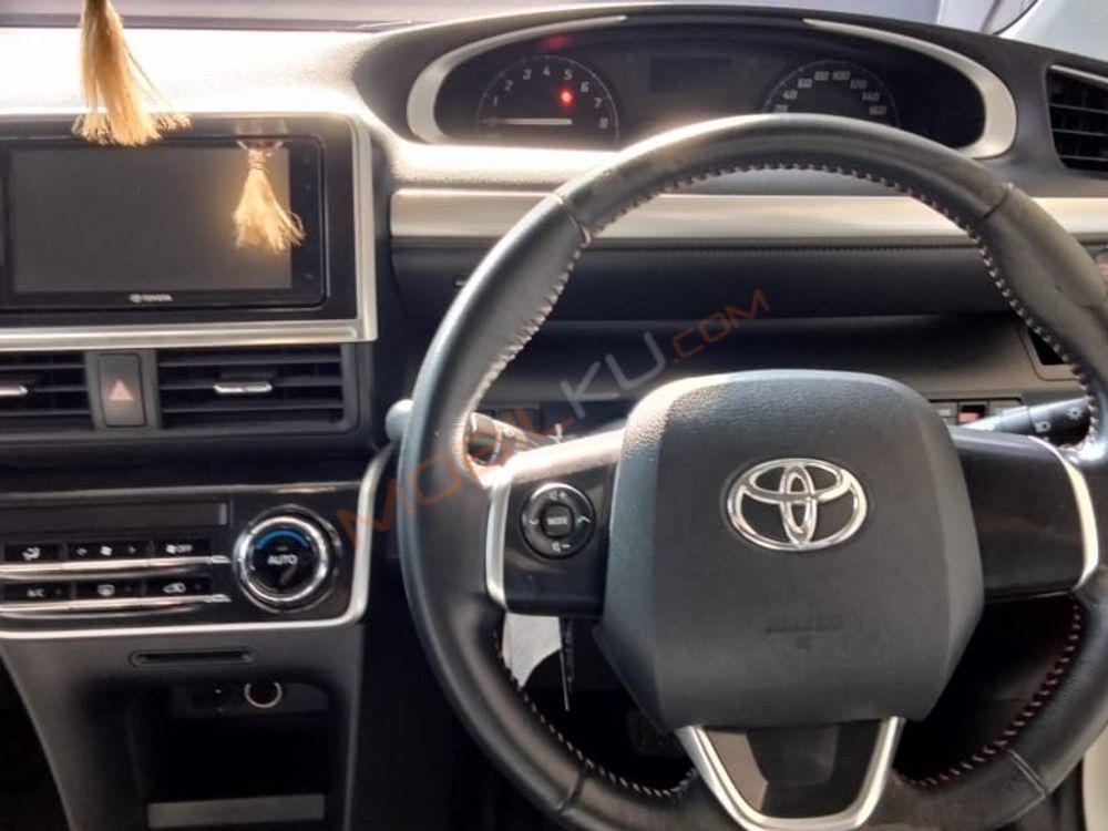 Mobil Toyota Sienta 2018