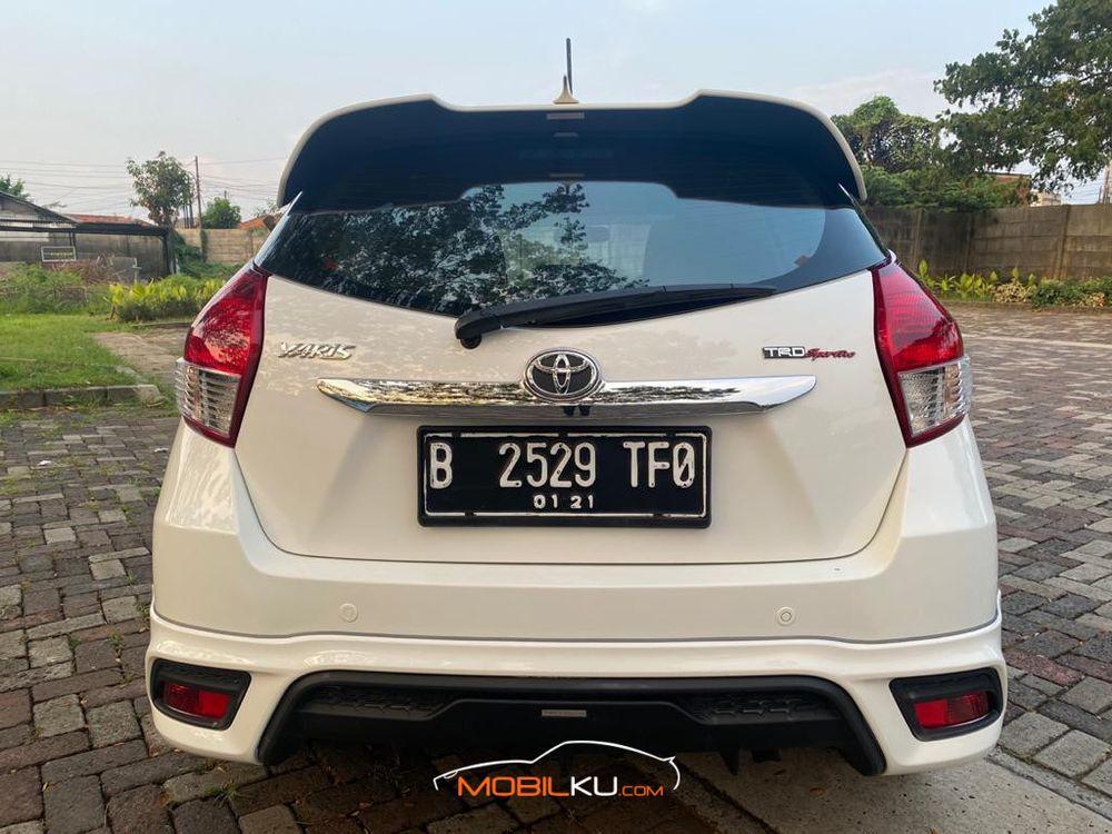 Mobil Toyota Yaris 2015