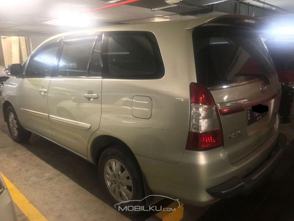 Mobil Toyota Kijang Innova 2014