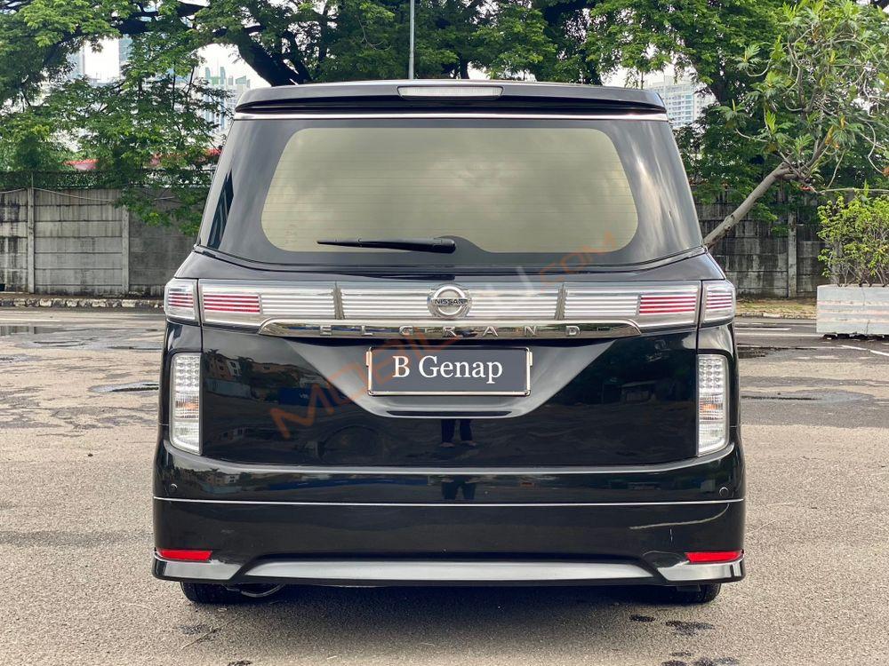 Mobil Nissan Elgrand 2014