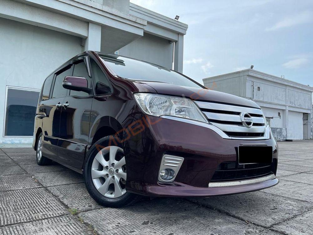 Mobil Nissan Serena 2013