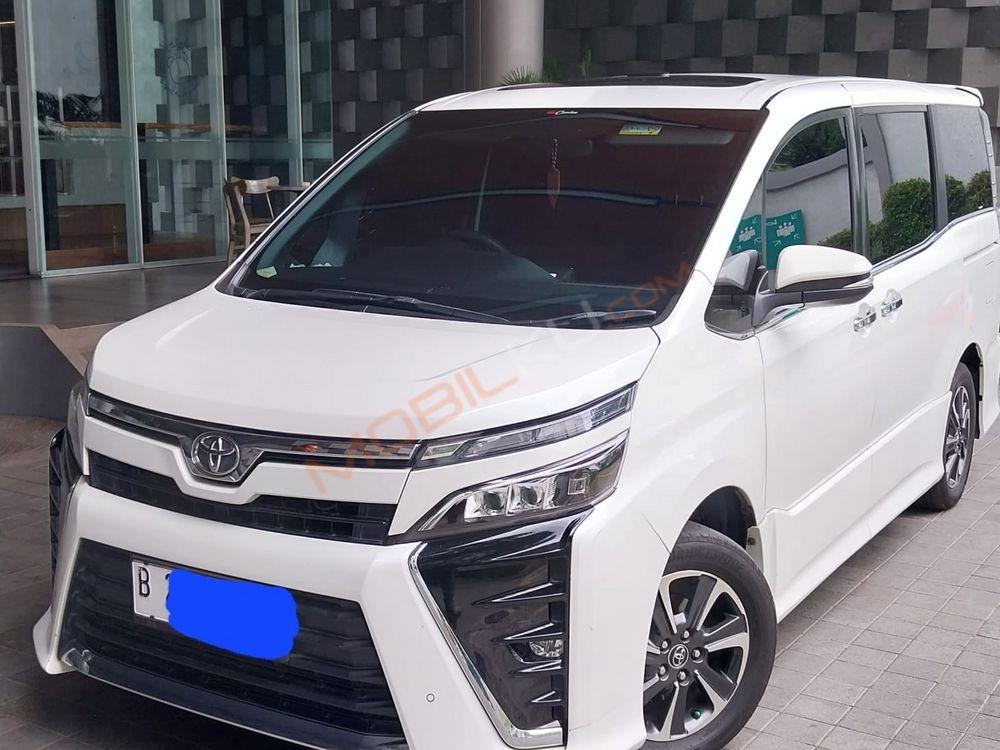 Mobil Toyota Voxy 2017