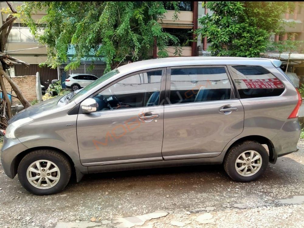 Mobil Toyota Avanza 2012
