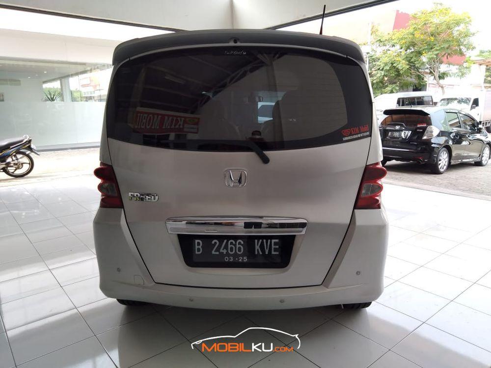 Mobil Honda Freed 2010