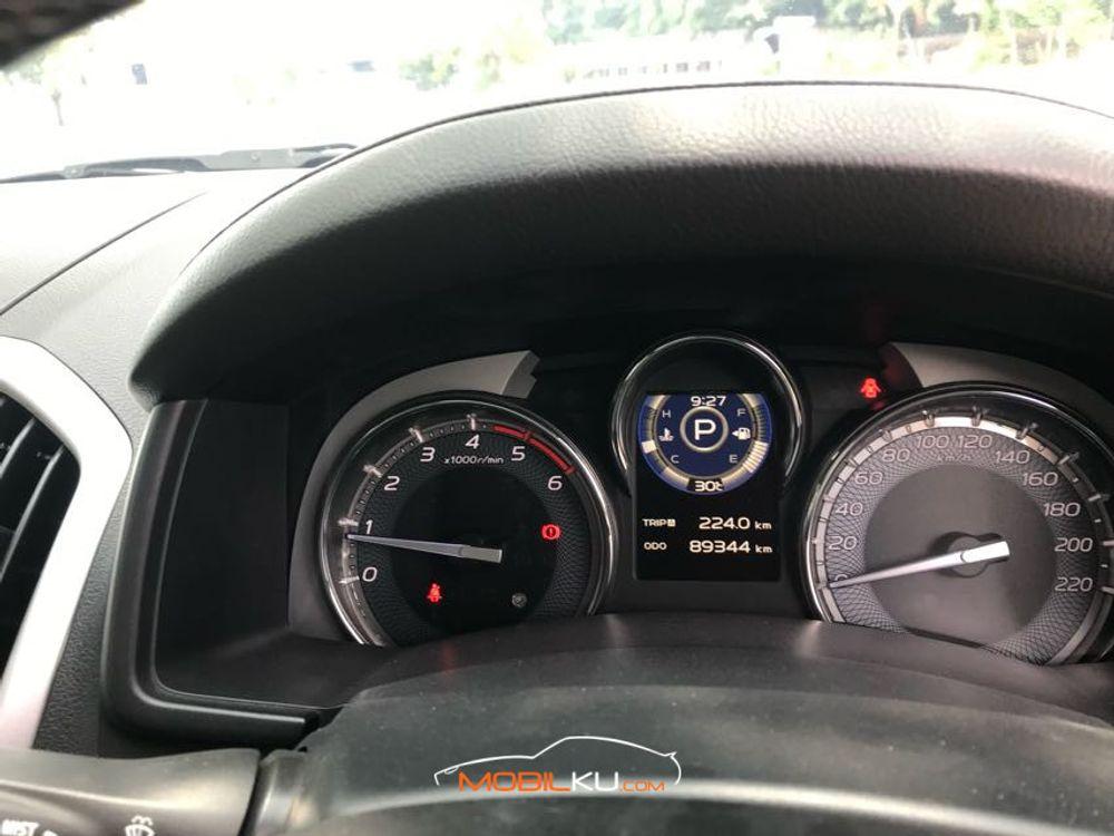 Mobil Isuzu MU-X 2017