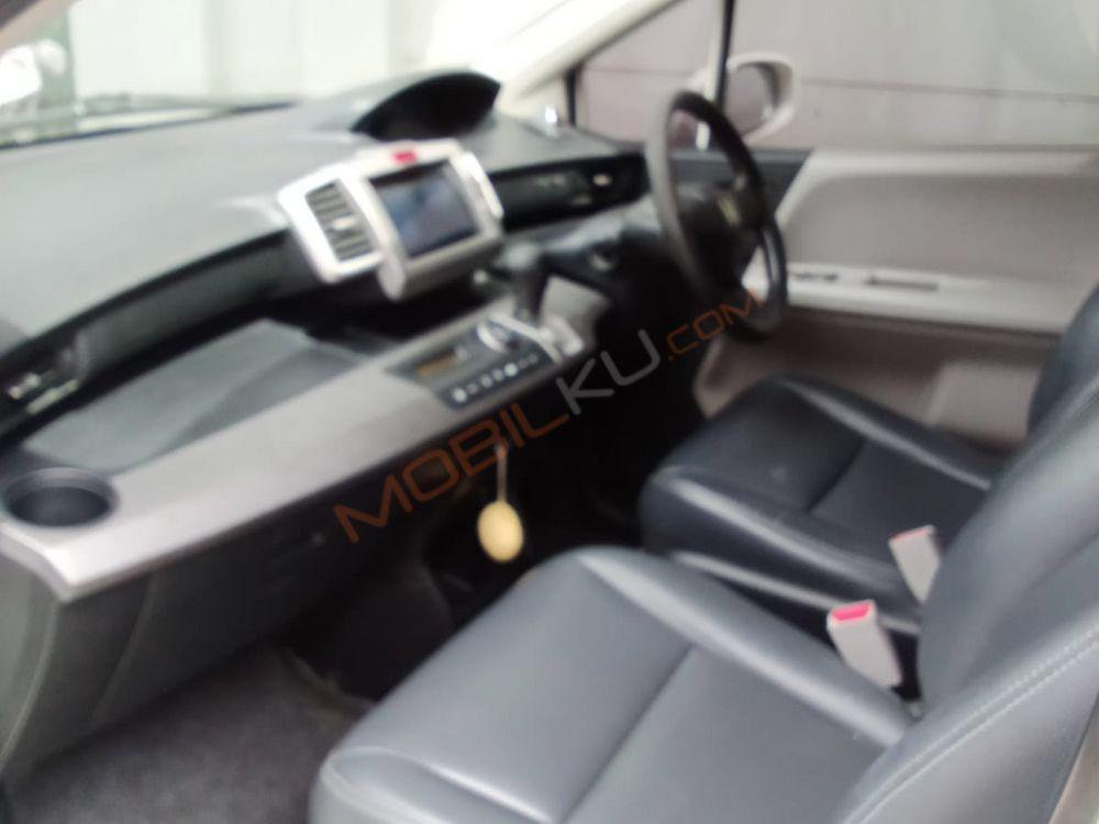 Mobil Honda Freed 2010