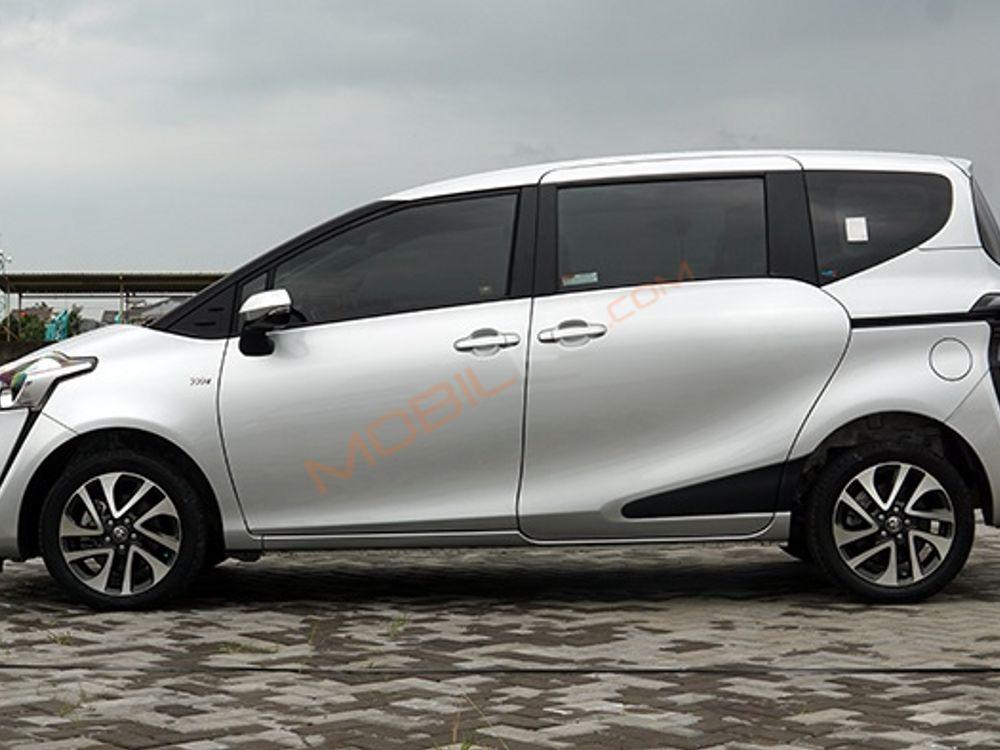 Mobil Toyota Sienta 2018