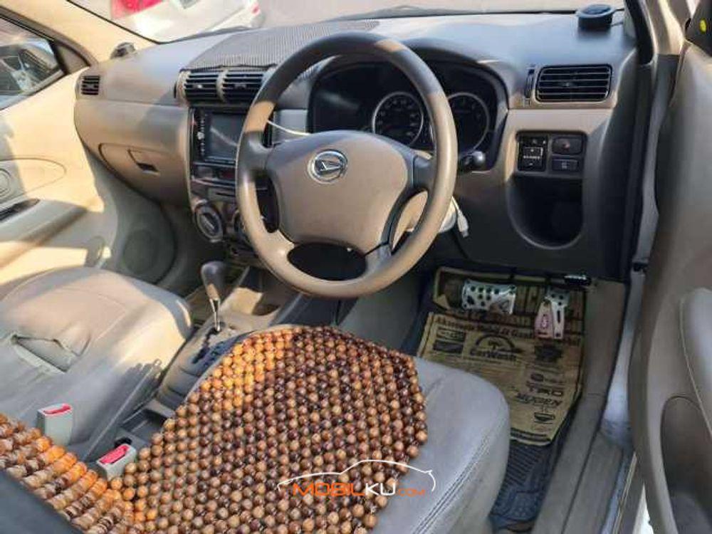 Mobil Daihatsu Xenia 2011