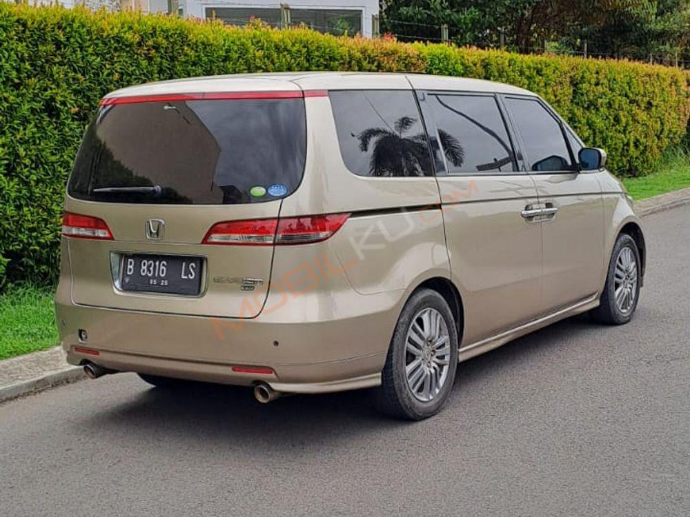 Mobil Honda Elysion 2005