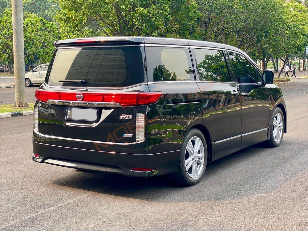 Mobil Nissan Elgrand 2013