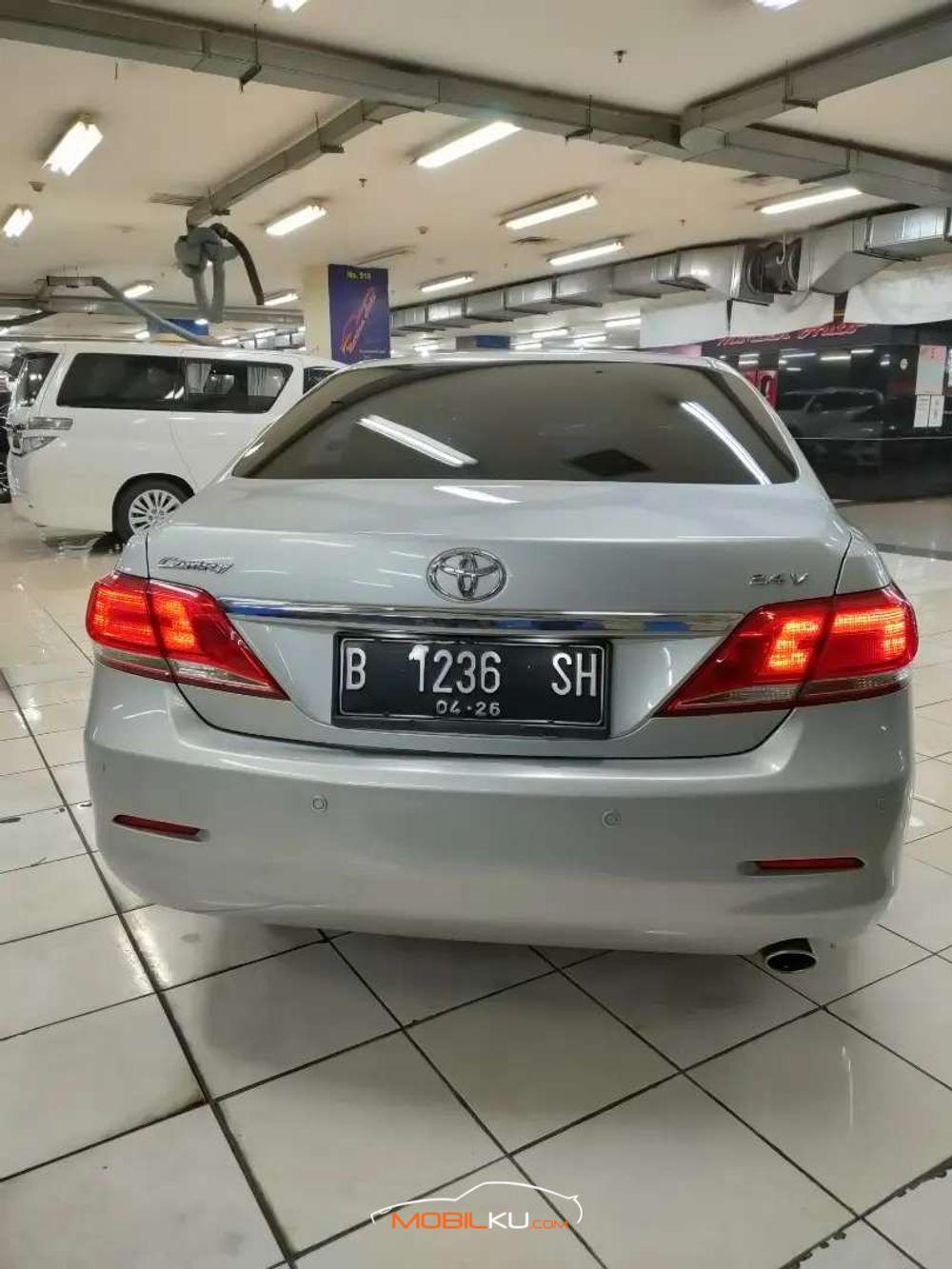 Mobil Toyota Camry 2011