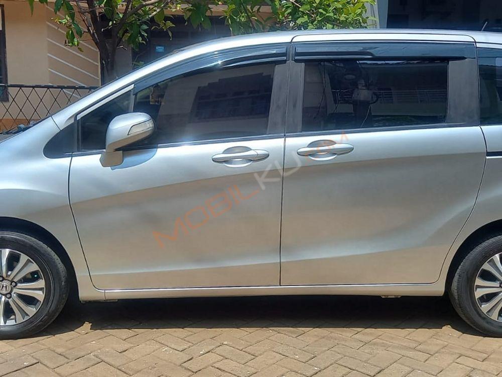 Mobil Honda Freed 2013