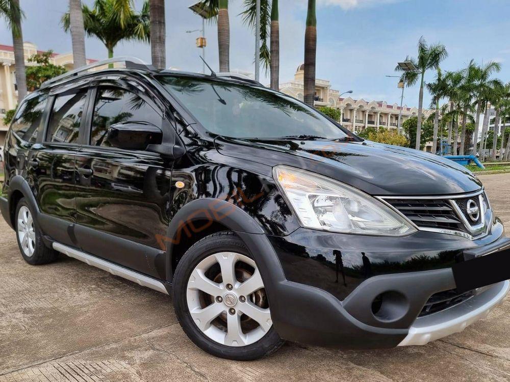 Mobil Nissan Livina 2013
