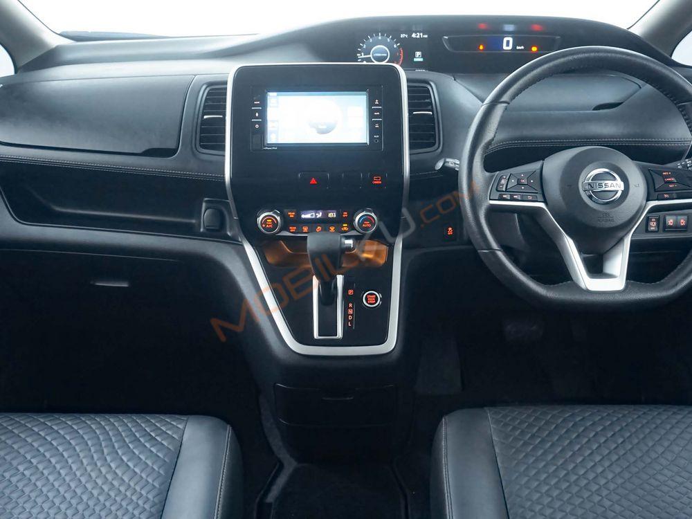 Mobil Nissan Serena 2019