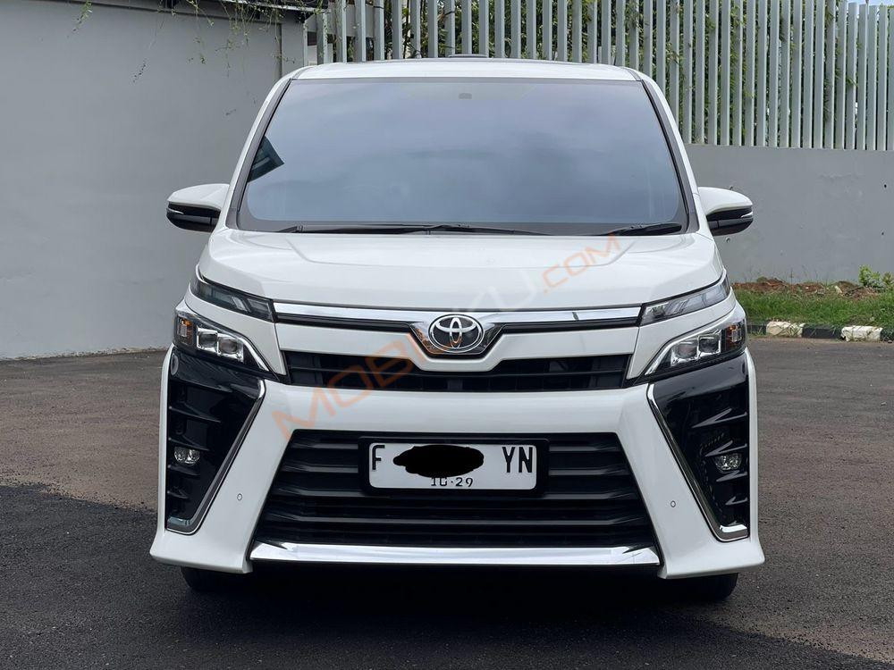 Mobil Toyota Voxy 2019