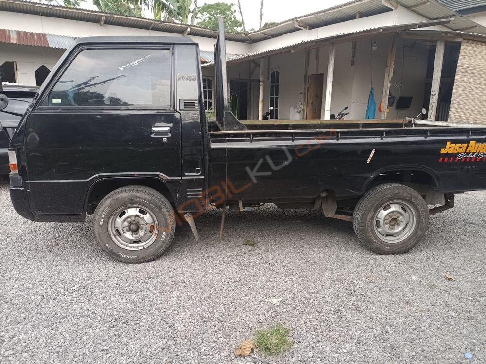 Mobil Mitsubishi L300 2011