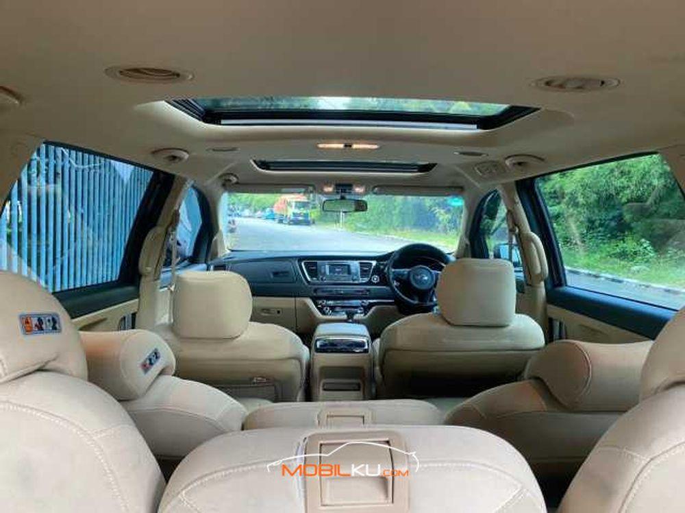 Mobil Kia Sedona 2017