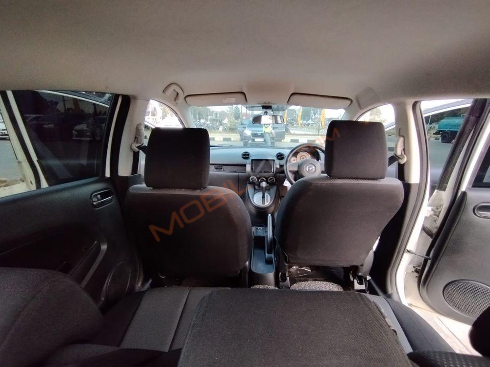 Mobil Mazda 2 Hatchback 2011