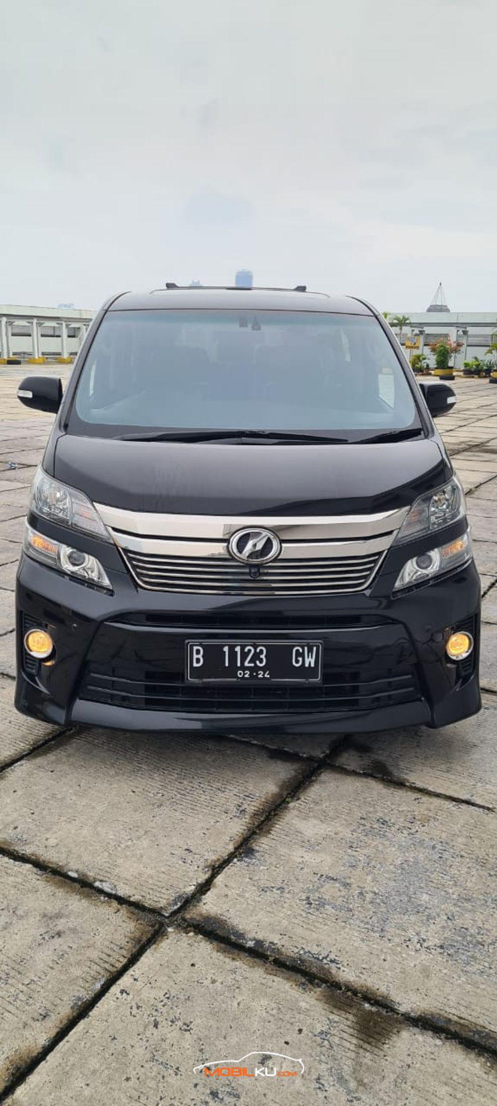 Mobil Toyota Vellfire 2013