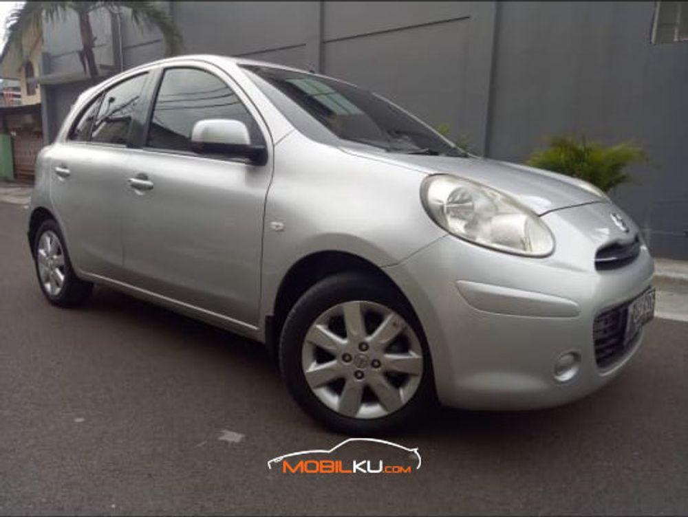 Mobil Nissan March 2012