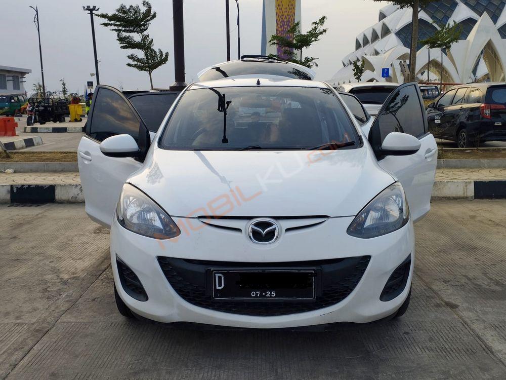 Mobil Mazda 2 Hatchback 2011