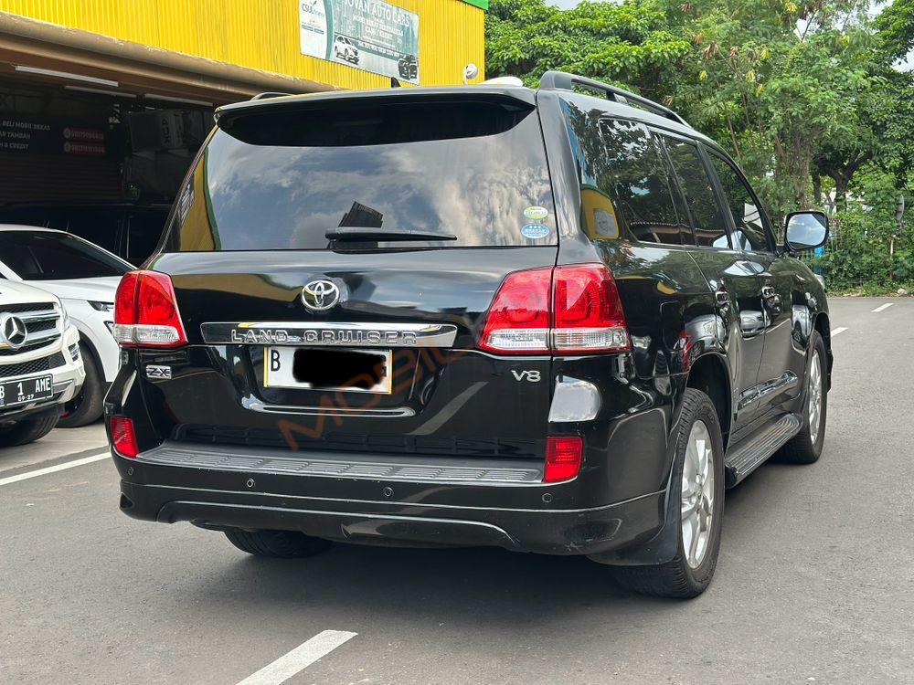 Mobil Toyota Land Cruiser 2010