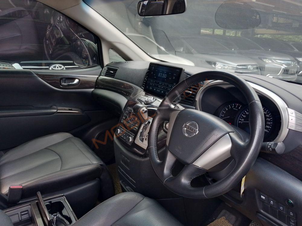 Mobil Nissan Elgrand 2013