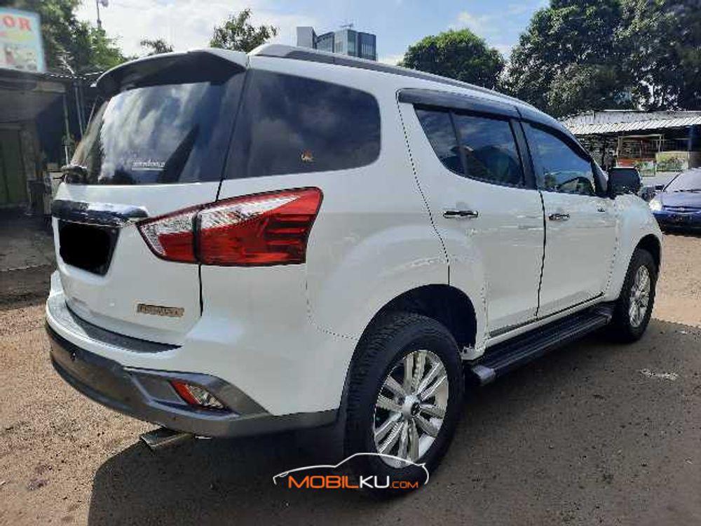 Mobil Isuzu MU-X 2017
