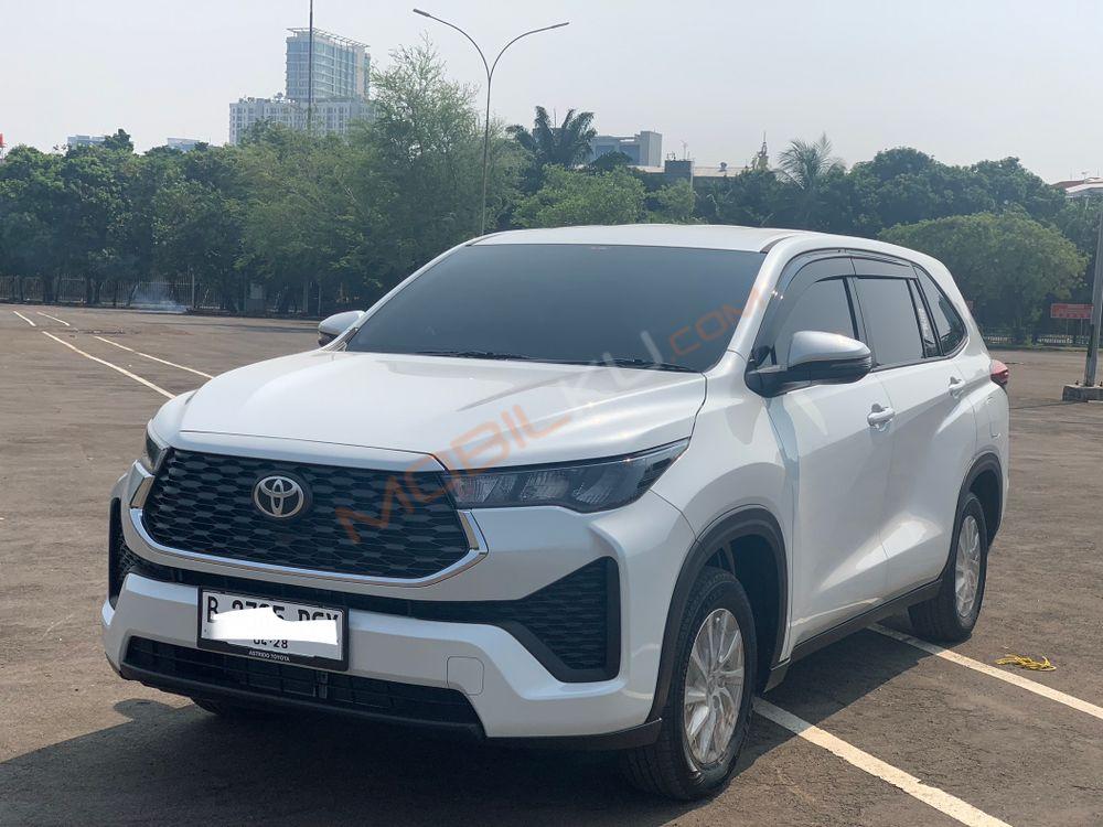 Mobil Toyota Kijang Innova 2023