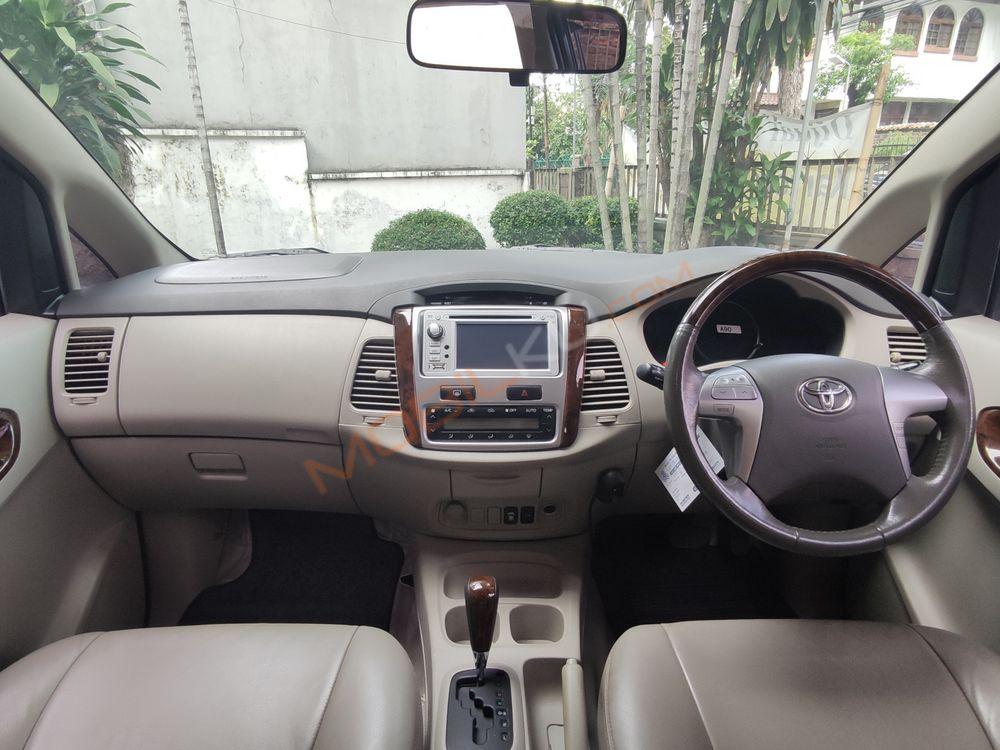 Mobil Toyota Kijang Innova 2012