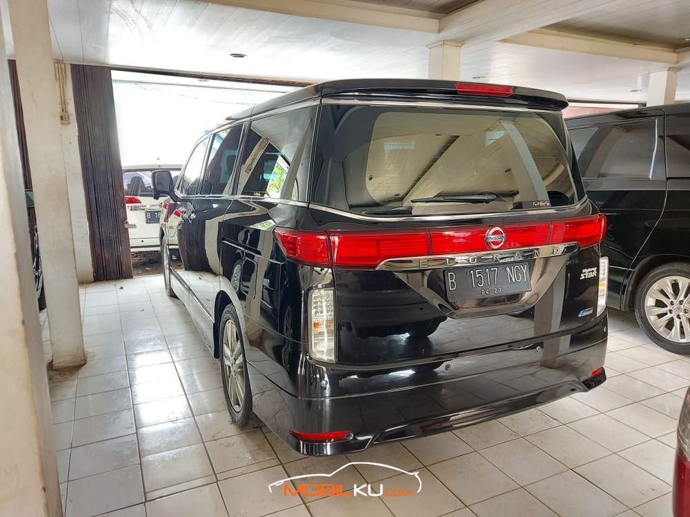 Mobil Nissan Elgrand 2011