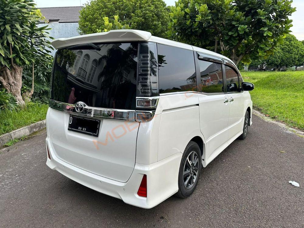 Mobil Toyota Voxy 2018