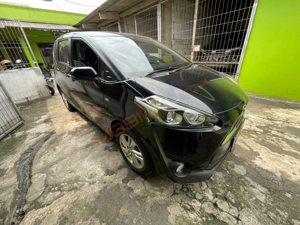 Mobil Toyota Sienta 2016