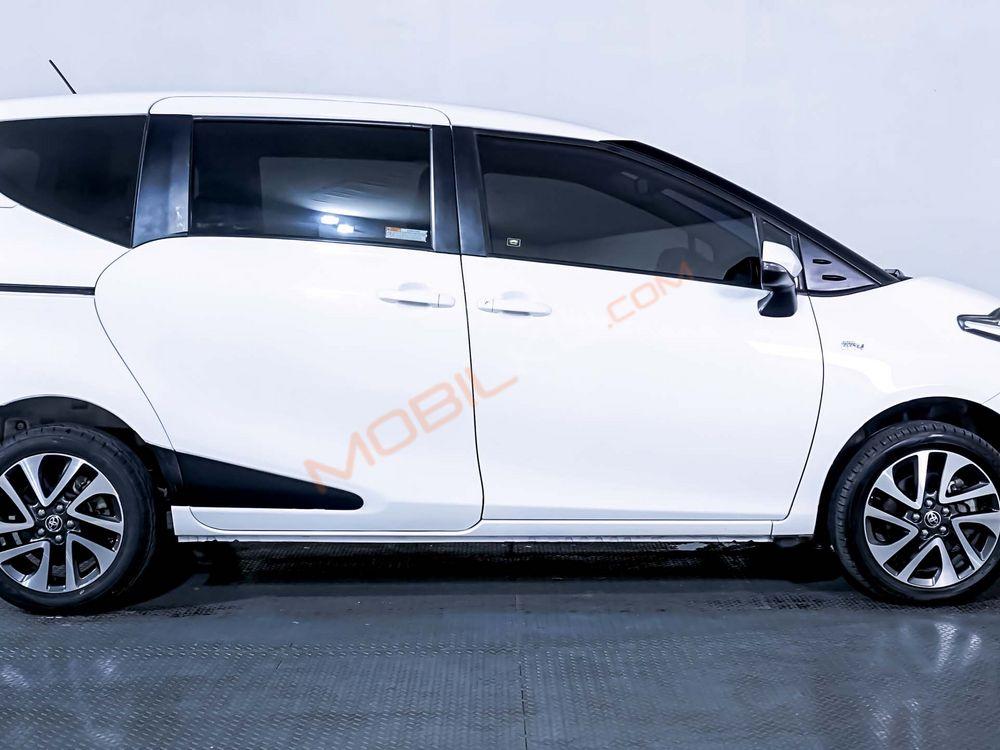 Mobil Toyota Sienta 2017