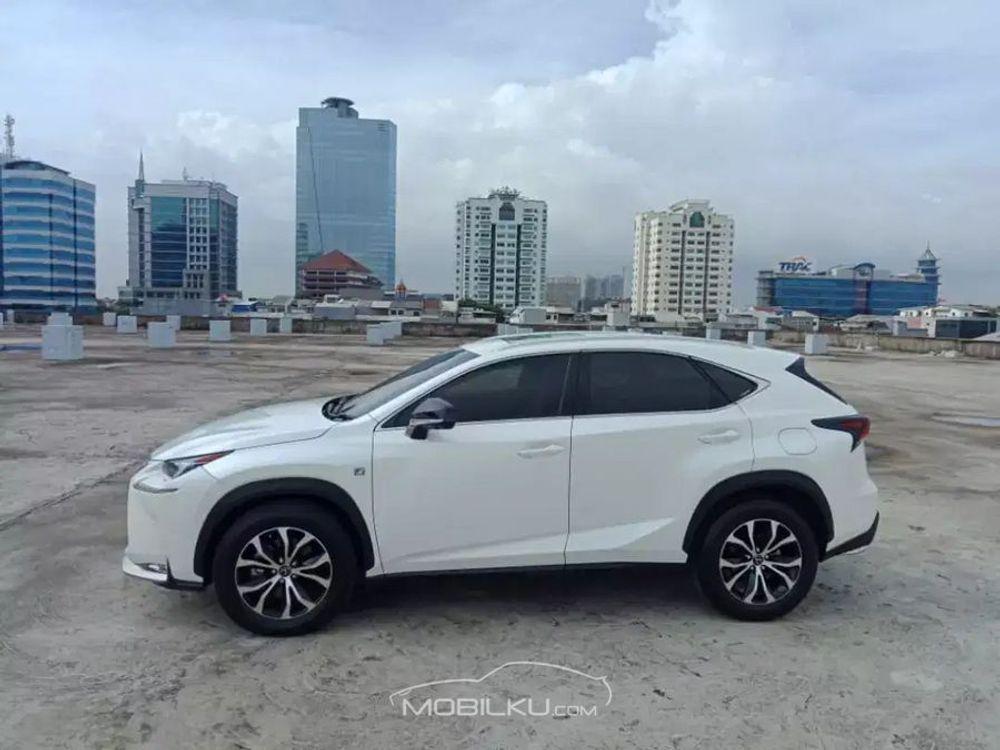 Mobil Lexus NX 2015