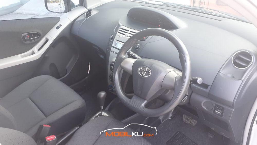 Mobil Toyota Yaris 2013