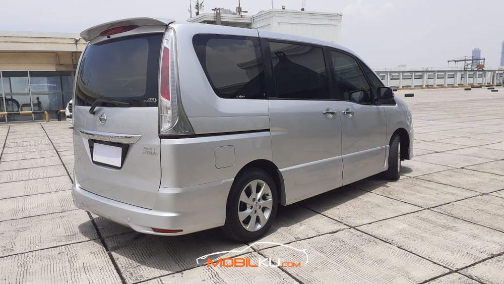 Mobil Nissan Serena 2015