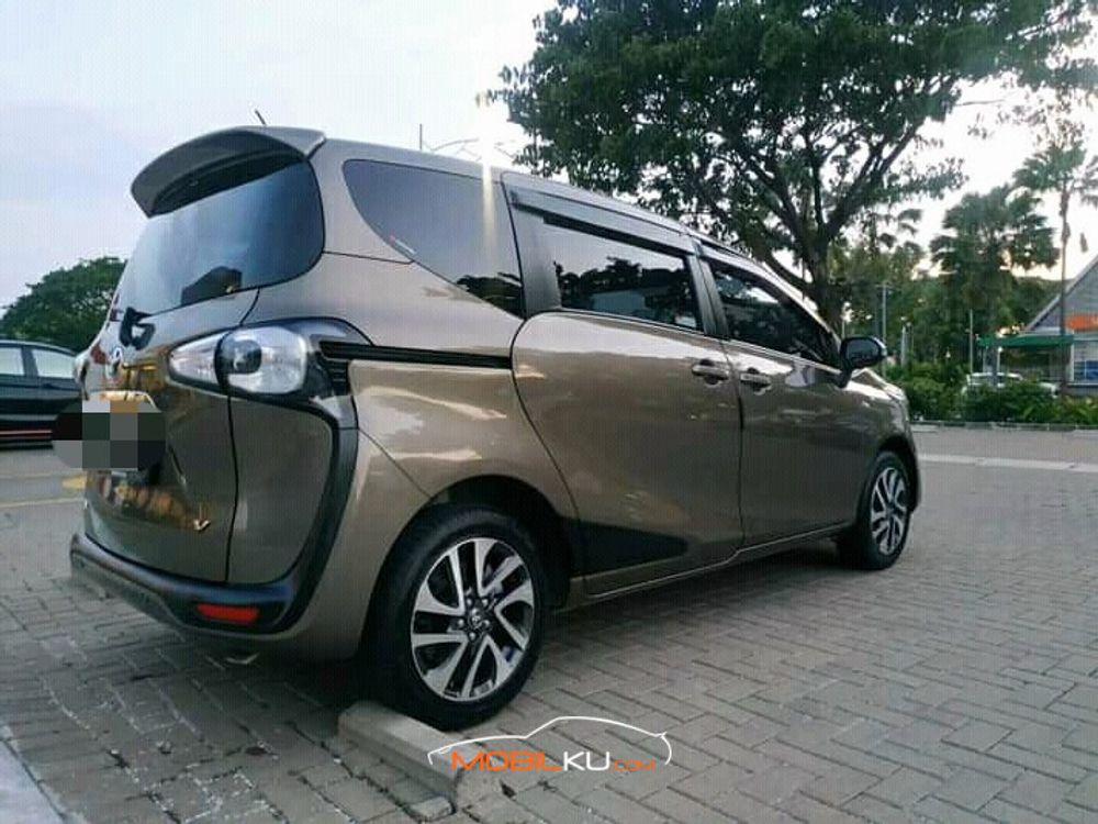 Mobil Toyota Sienta 2017