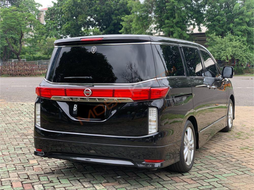 Mobil Nissan Elgrand 2011